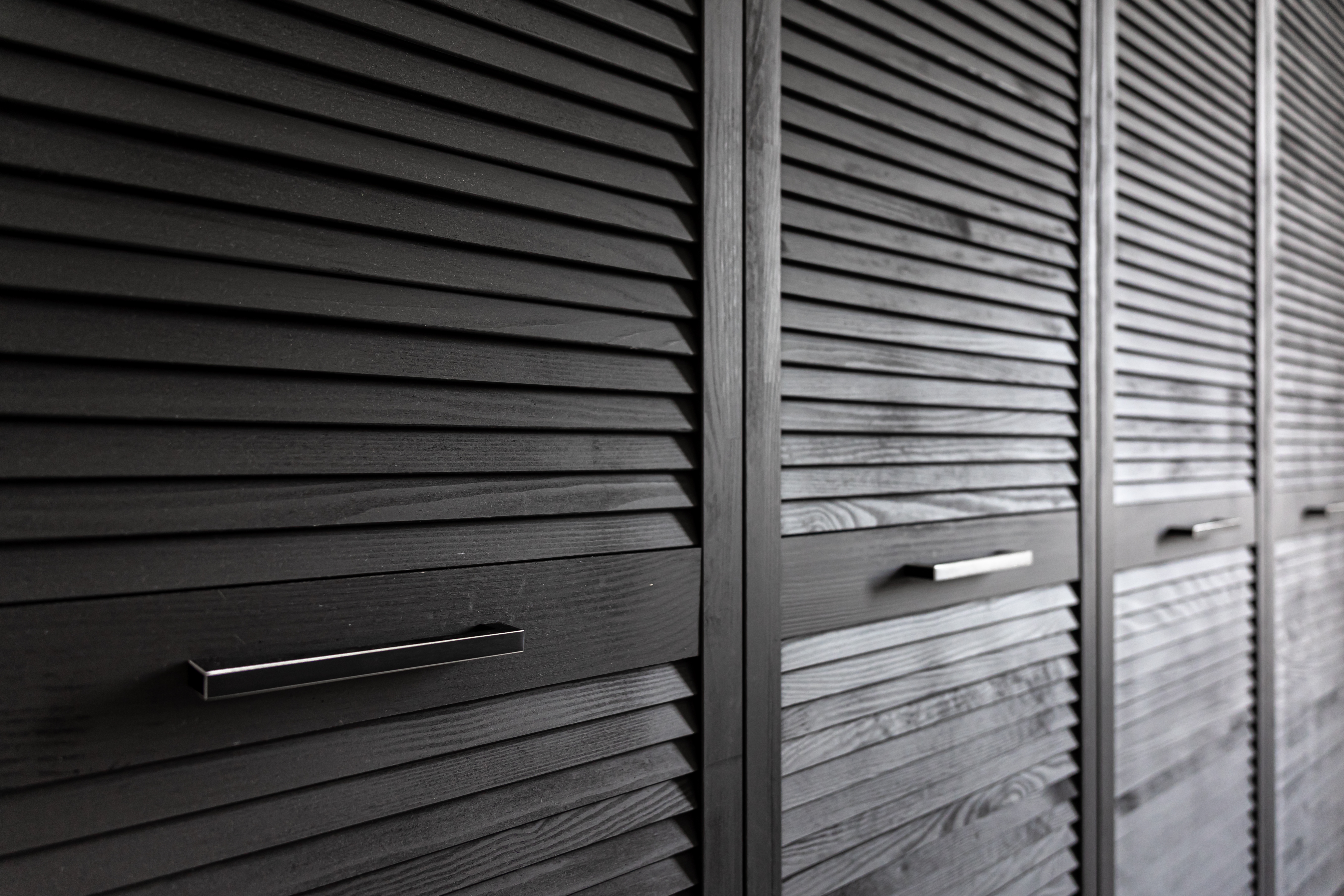 Modern customized wardrobe design in a Gurgaon apartment by Lakkadworks